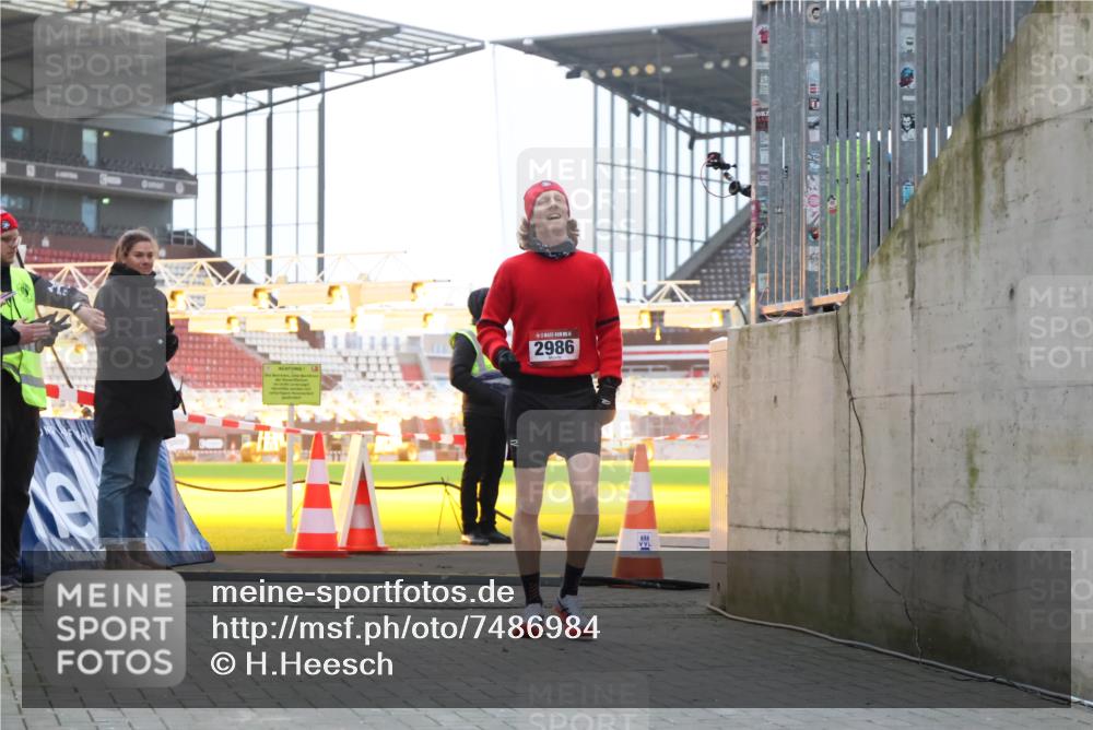 08.12.2024 - St. Pauli X-Mass-Run No. 14 H.Heesch http://msf.ph/oto/7486984 08.12.2024 09:48:15 Ziel 2986 meine-sportfotos.de