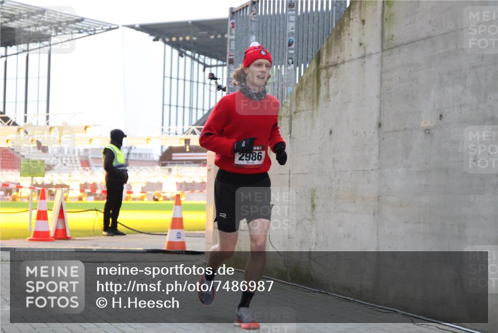 08.12.2024 - St. Pauli X-Mass-Run No. 14 H.Heesch http://msf.ph/oto/7486987 08.12.2024 09:48:17 Ziel 2986 meine-sportfotos.de