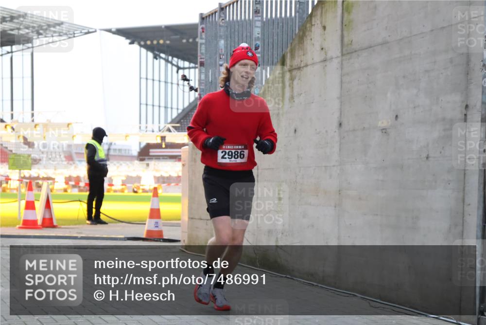 08.12.2024 - St. Pauli X-Mass-Run No. 14 H.Heesch http://msf.ph/oto/7486991 08.12.2024 09:48:17 Ziel 2986 meine-sportfotos.de
