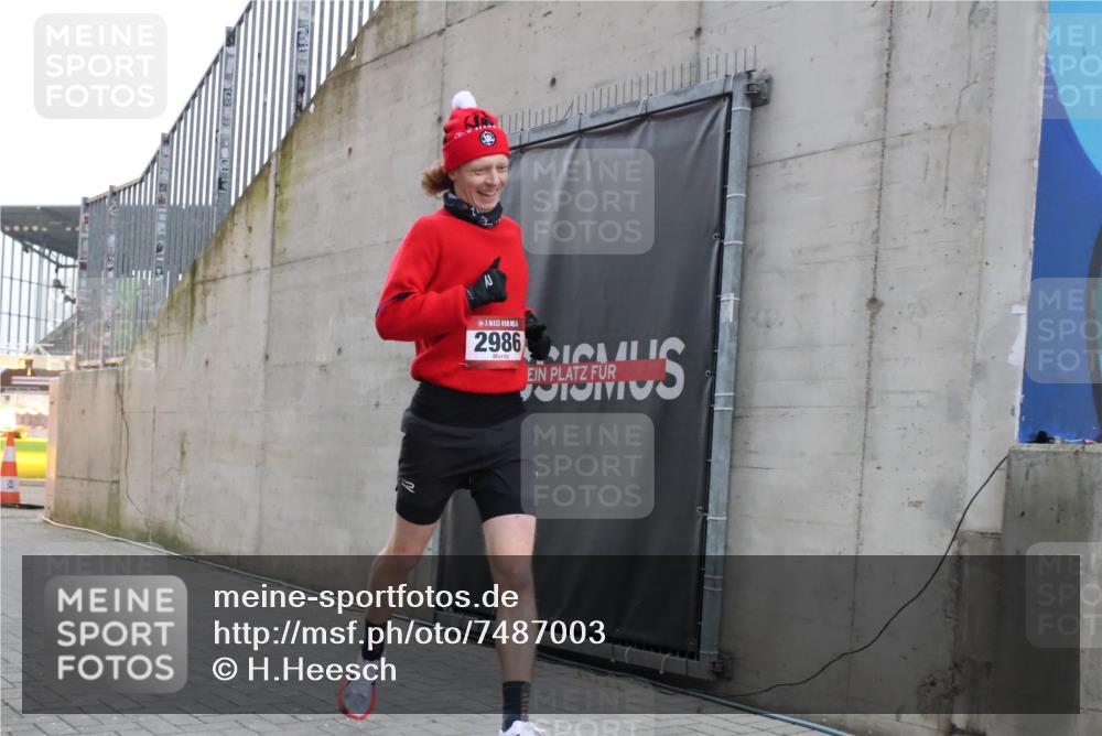 08.12.2024 - St. Pauli X-Mass-Run No. 14 H.Heesch http://msf.ph/oto/7487003 08.12.2024 09:48:19 Ziel 2986, 2986 meine-sportfotos.de