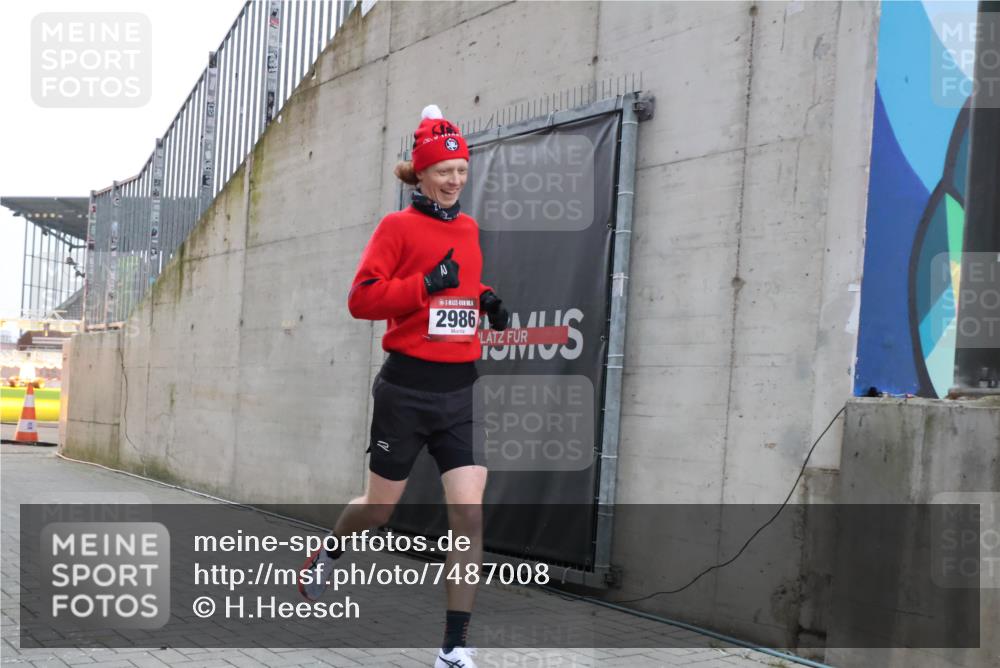 08.12.2024 - St. Pauli X-Mass-Run No. 14 H.Heesch http://msf.ph/oto/7487008 08.12.2024 09:48:19 Ziel 2986, 2986 meine-sportfotos.de