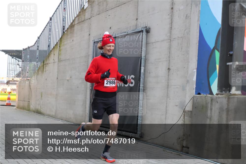 08.12.2024 - St. Pauli X-Mass-Run No. 14 H.Heesch http://msf.ph/oto/7487019 08.12.2024 09:48:19 Ziel 2986, 2986 meine-sportfotos.de