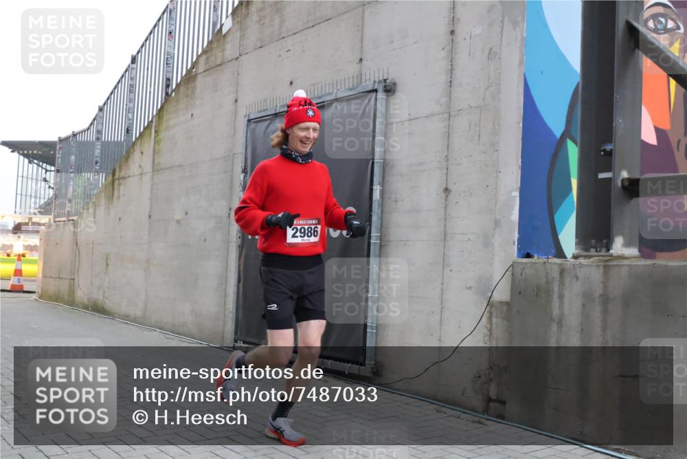 08.12.2024 - St. Pauli X-Mass-Run No. 14 H.Heesch http://msf.ph/oto/7487033 08.12.2024 09:48:19 Ziel 2986, 2986 meine-sportfotos.de