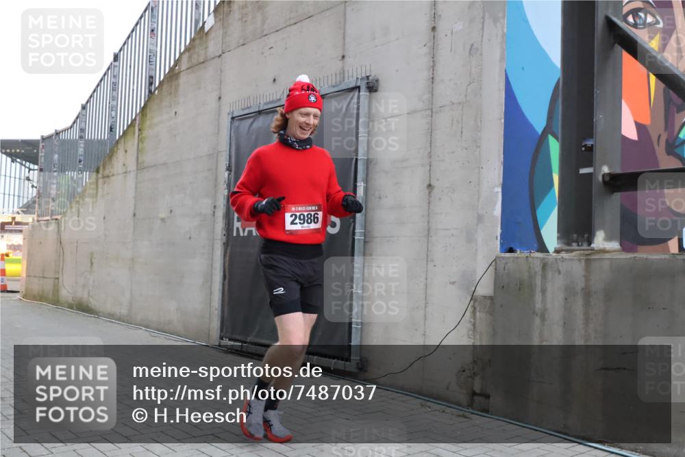 08.12.2024 - St. Pauli X-Mass-Run No. 14 H.Heesch http://msf.ph/oto/7487037 08.12.2024 09:48:19 Ziel 2986, 2986 meine-sportfotos.de