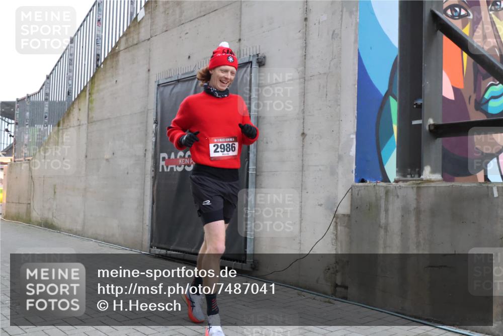 08.12.2024 - St. Pauli X-Mass-Run No. 14 H.Heesch http://msf.ph/oto/7487041 08.12.2024 09:48:19 Ziel 2986, 2986 meine-sportfotos.de