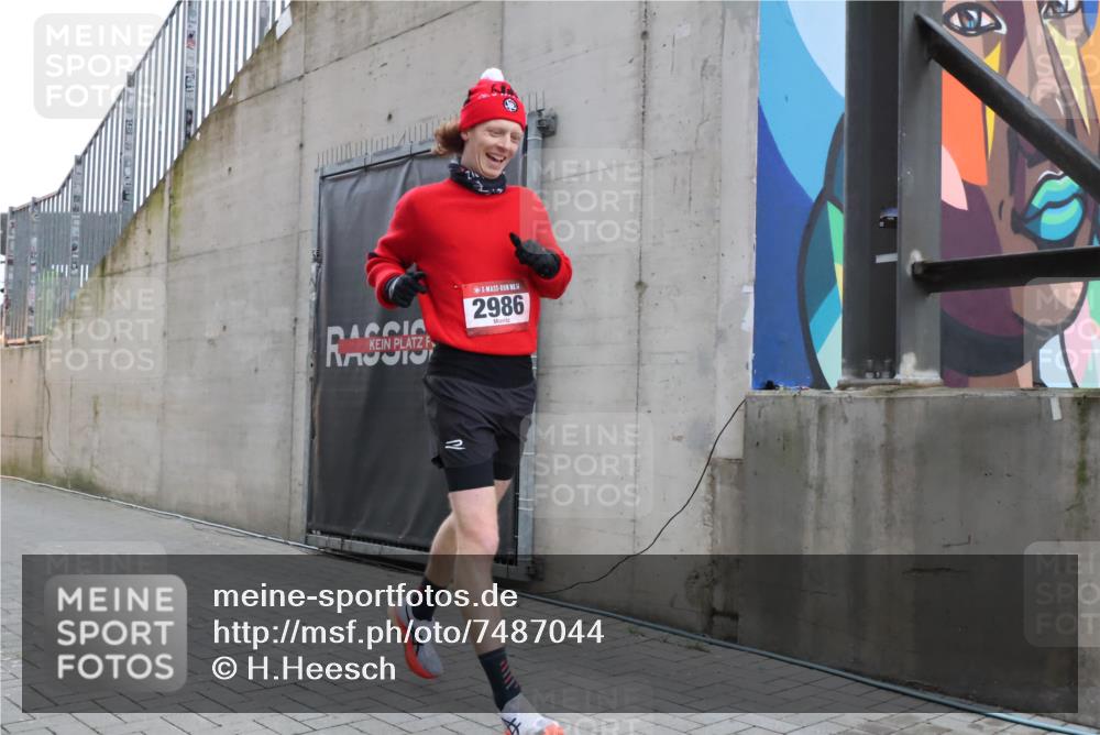 08.12.2024 - St. Pauli X-Mass-Run No. 14 H.Heesch http://msf.ph/oto/7487044 08.12.2024 09:48:19 Ziel 2986, 2986 meine-sportfotos.de