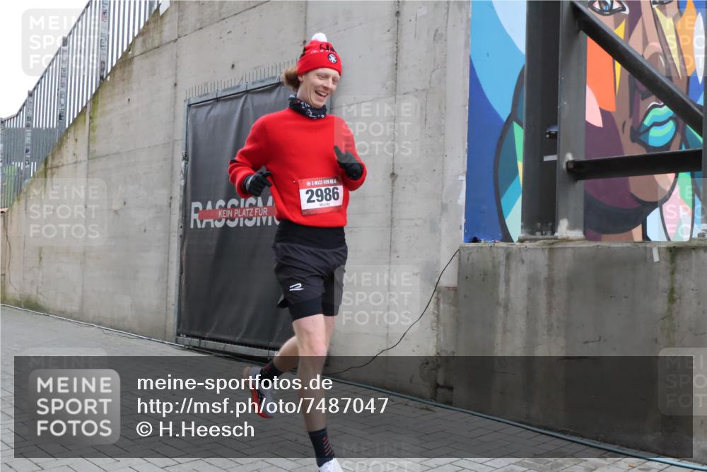 08.12.2024 - St. Pauli X-Mass-Run No. 14 H.Heesch http://msf.ph/oto/7487047 08.12.2024 09:48:19 Ziel 2986, 2986 meine-sportfotos.de