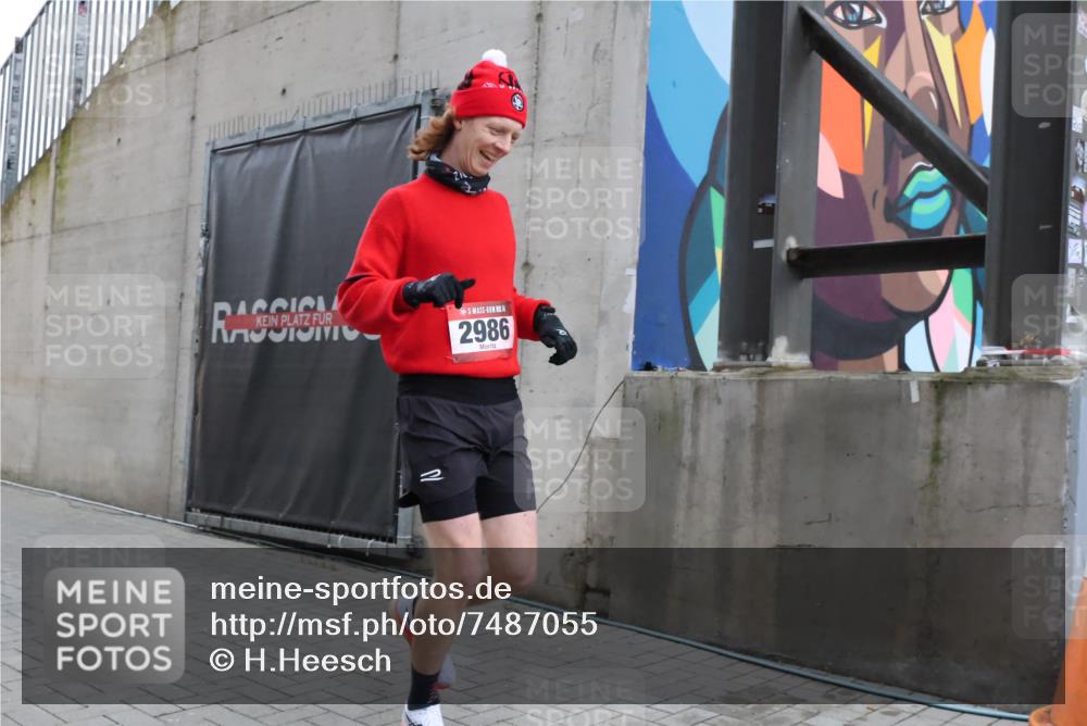 08.12.2024 - St. Pauli X-Mass-Run No. 14 H.Heesch http://msf.ph/oto/7487055 08.12.2024 09:48:19 Ziel 2986, 2986 meine-sportfotos.de