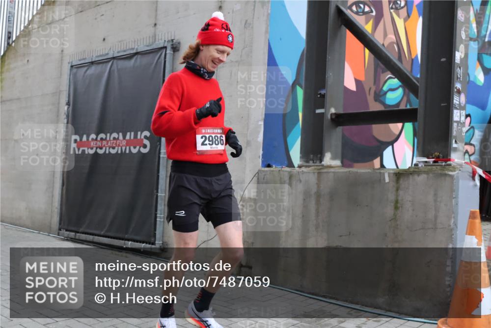 08.12.2024 - St. Pauli X-Mass-Run No. 14 H.Heesch http://msf.ph/oto/7487059 08.12.2024 09:48:19 Ziel 2986, 2986 meine-sportfotos.de