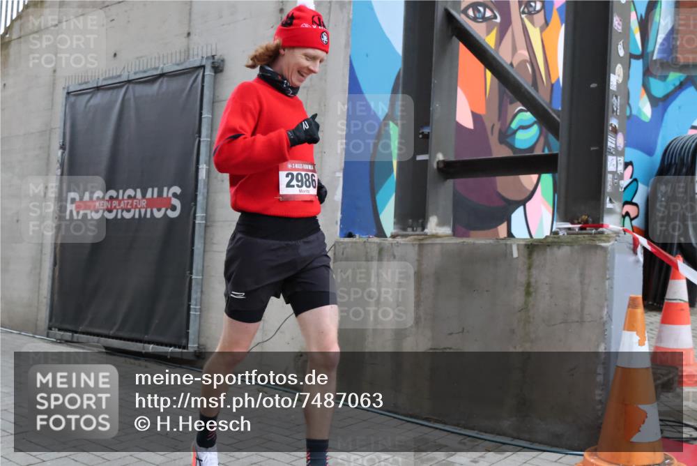 08.12.2024 - St. Pauli X-Mass-Run No. 14 H.Heesch http://msf.ph/oto/7487063 08.12.2024 09:48:20 Ziel 2986, 2986 meine-sportfotos.de