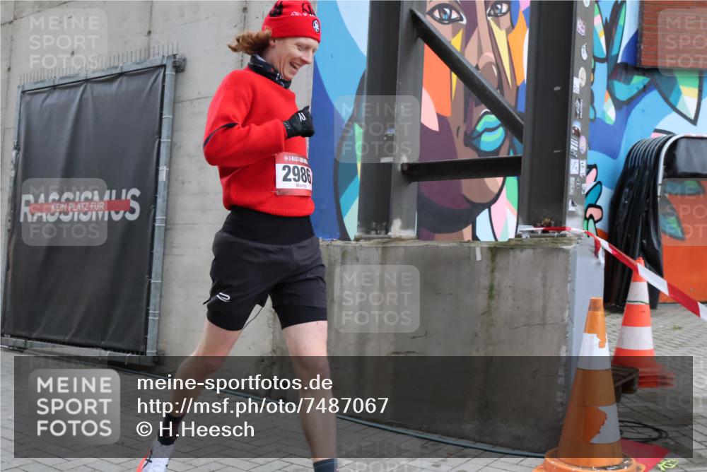 08.12.2024 - St. Pauli X-Mass-Run No. 14 H.Heesch http://msf.ph/oto/7487067 08.12.2024 09:48:20 Ziel 2986, 2986 meine-sportfotos.de