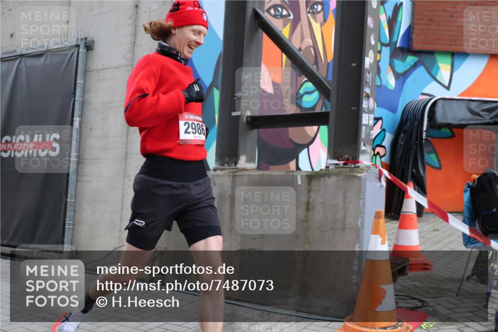 08.12.2024 - St. Pauli X-Mass-Run No. 14 H.Heesch http://msf.ph/oto/7487073 08.12.2024 09:48:20 Ziel 2986, 2986 meine-sportfotos.de
