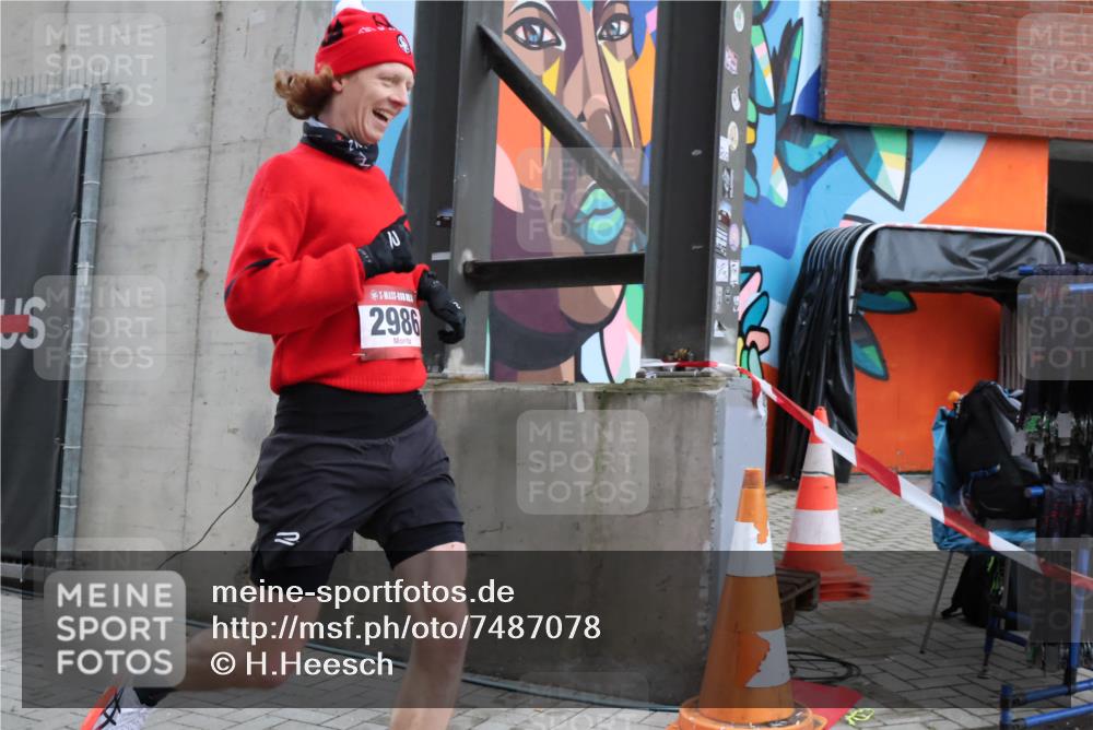 08.12.2024 - St. Pauli X-Mass-Run No. 14 H.Heesch http://msf.ph/oto/7487078 08.12.2024 09:48:20 Ziel 2986, 2986 meine-sportfotos.de