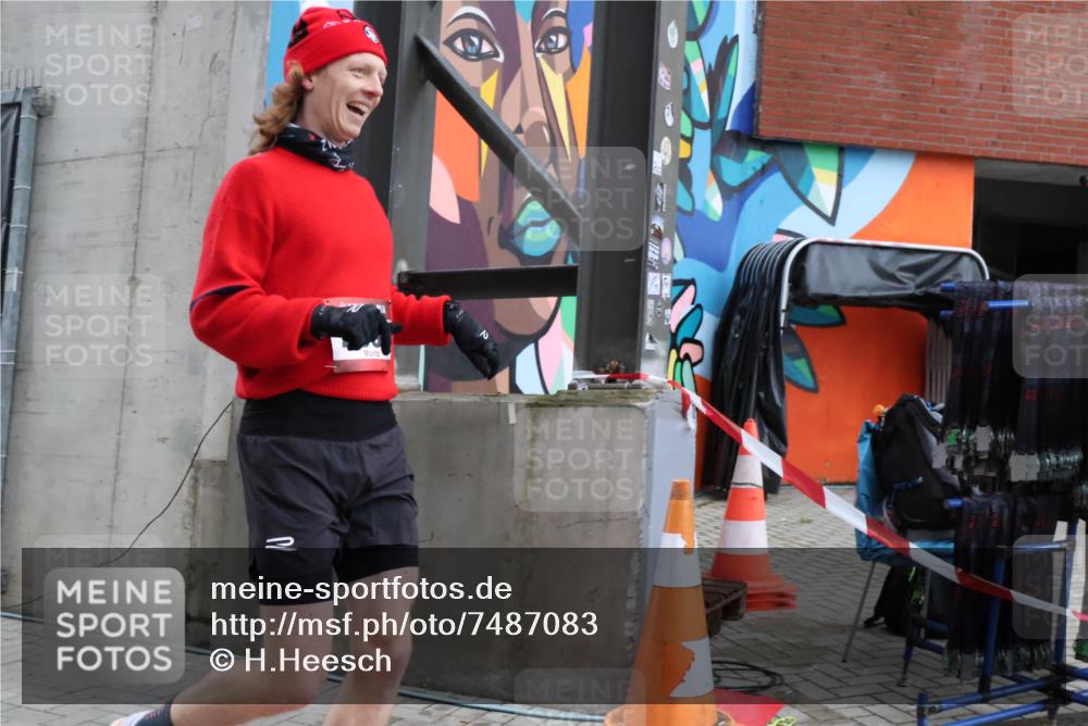 08.12.2024 - St. Pauli X-Mass-Run No. 14 H.Heesch http://msf.ph/oto/7487083 08.12.2024 09:48:20 Ziel 2986, 2986 meine-sportfotos.de