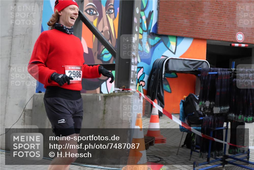 08.12.2024 - St. Pauli X-Mass-Run No. 14 H.Heesch http://msf.ph/oto/7487087 08.12.2024 09:48:20 Ziel 2986, 2986 meine-sportfotos.de
