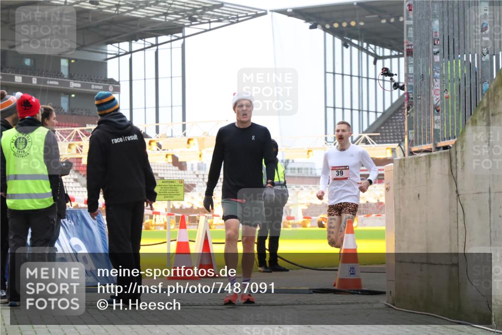 08.12.2024 - St. Pauli X-Mass-Run No. 14 H.Heesch http://msf.ph/oto/7487091 08.12.2024 09:49:04 Ziel 39, 2336 meine-sportfotos.de