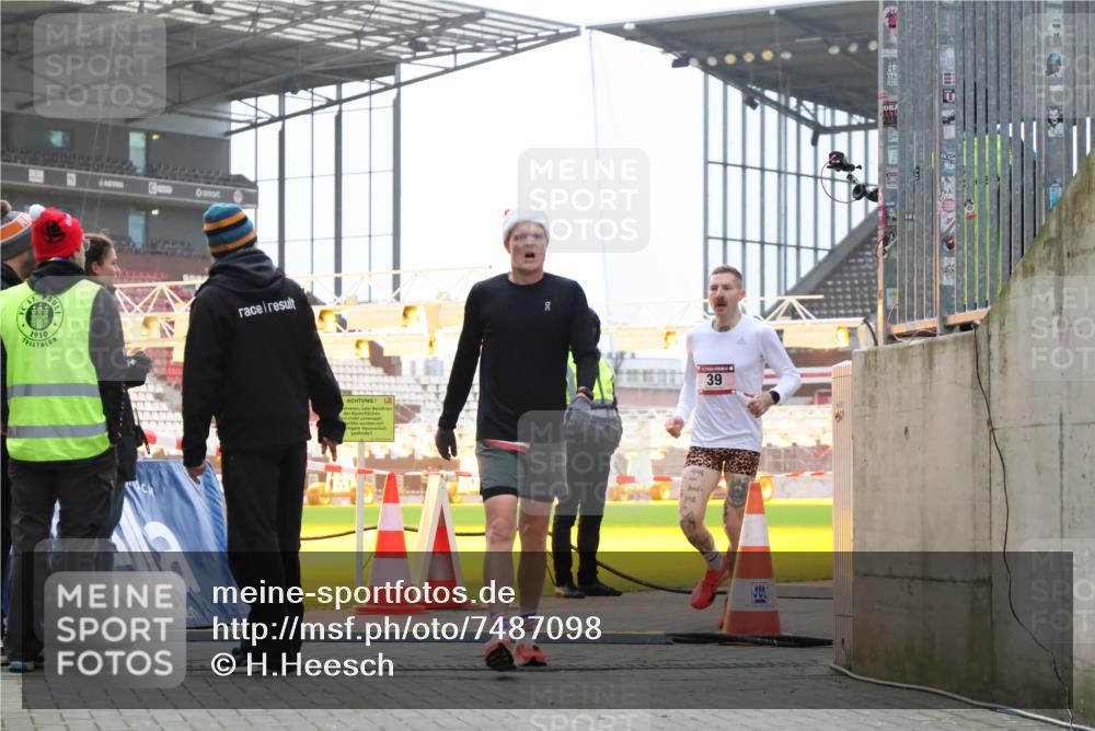 08.12.2024 - St. Pauli X-Mass-Run No. 14 H.Heesch http://msf.ph/oto/7487098 08.12.2024 09:49:04 Ziel 39, 2336 meine-sportfotos.de