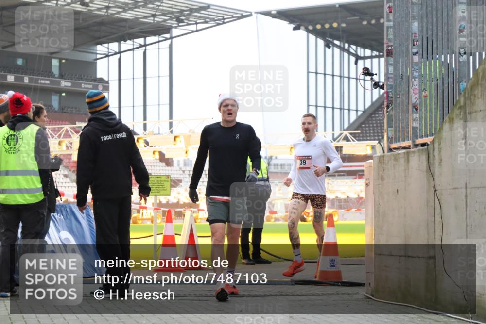 08.12.2024 - St. Pauli X-Mass-Run No. 14 H.Heesch http://msf.ph/oto/7487103 08.12.2024 09:49:04 Ziel 39, 2336 meine-sportfotos.de