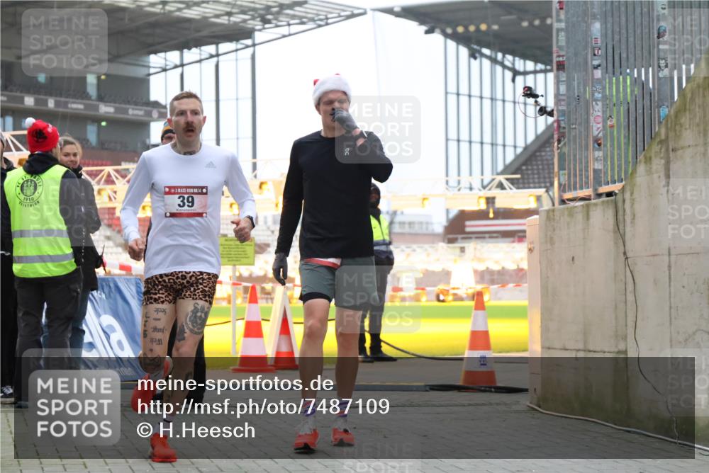 08.12.2024 - St. Pauli X-Mass-Run No. 14 H.Heesch http://msf.ph/oto/7487109 08.12.2024 09:49:06 Ziel 2336, 39, 2336 meine-sportfotos.de