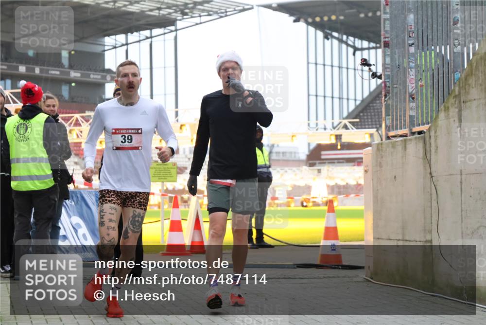 08.12.2024 - St. Pauli X-Mass-Run No. 14 H.Heesch http://msf.ph/oto/7487114 08.12.2024 09:49:06 Ziel 2336, 39, 2336 meine-sportfotos.de
