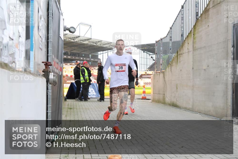 08.12.2024 - St. Pauli X-Mass-Run No. 14 H.Heesch http://msf.ph/oto/7487118 08.12.2024 09:49:07 Ziel 39, 2336, 39, 2336 meine-sportfotos.de