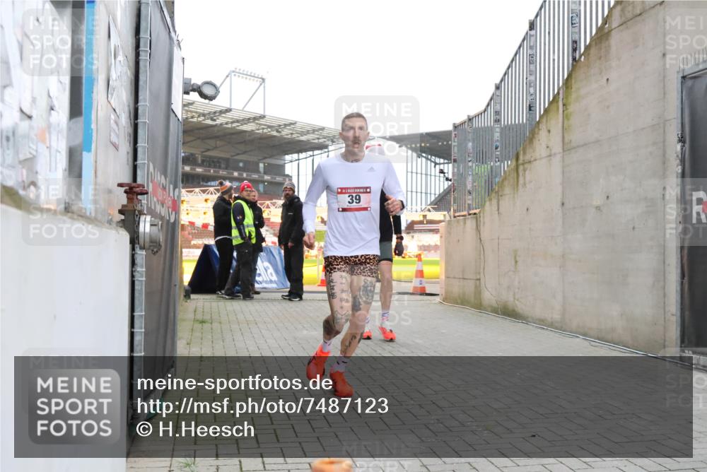 08.12.2024 - St. Pauli X-Mass-Run No. 14 H.Heesch http://msf.ph/oto/7487123 08.12.2024 09:49:07 Ziel 39, 2336, 39, 2336 meine-sportfotos.de