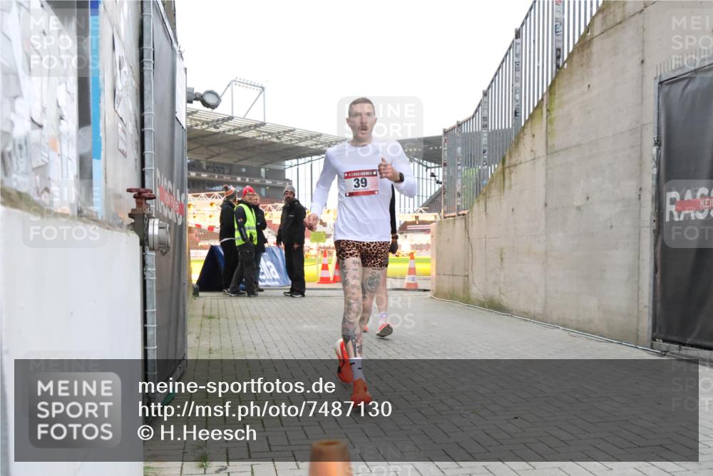 08.12.2024 - St. Pauli X-Mass-Run No. 14 H.Heesch http://msf.ph/oto/7487130 08.12.2024 09:49:08 Ziel 39, 2336, 39, 2336 meine-sportfotos.de