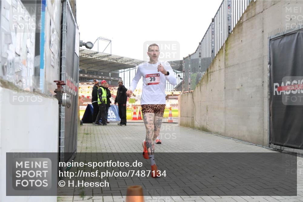 08.12.2024 - St. Pauli X-Mass-Run No. 14 H.Heesch http://msf.ph/oto/7487134 08.12.2024 09:49:08 Ziel 39, 2336, 39, 2336 meine-sportfotos.de