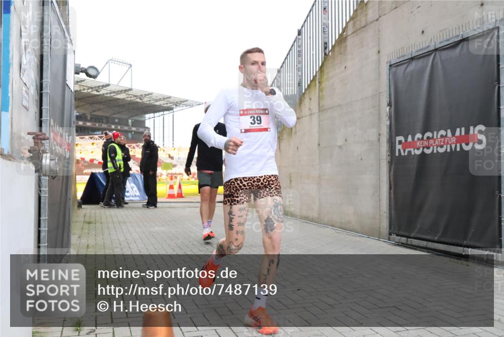 08.12.2024 - St. Pauli X-Mass-Run No. 14 H.Heesch http://msf.ph/oto/7487139 08.12.2024 09:49:08 Ziel 39, 2336, 39, 2336 meine-sportfotos.de