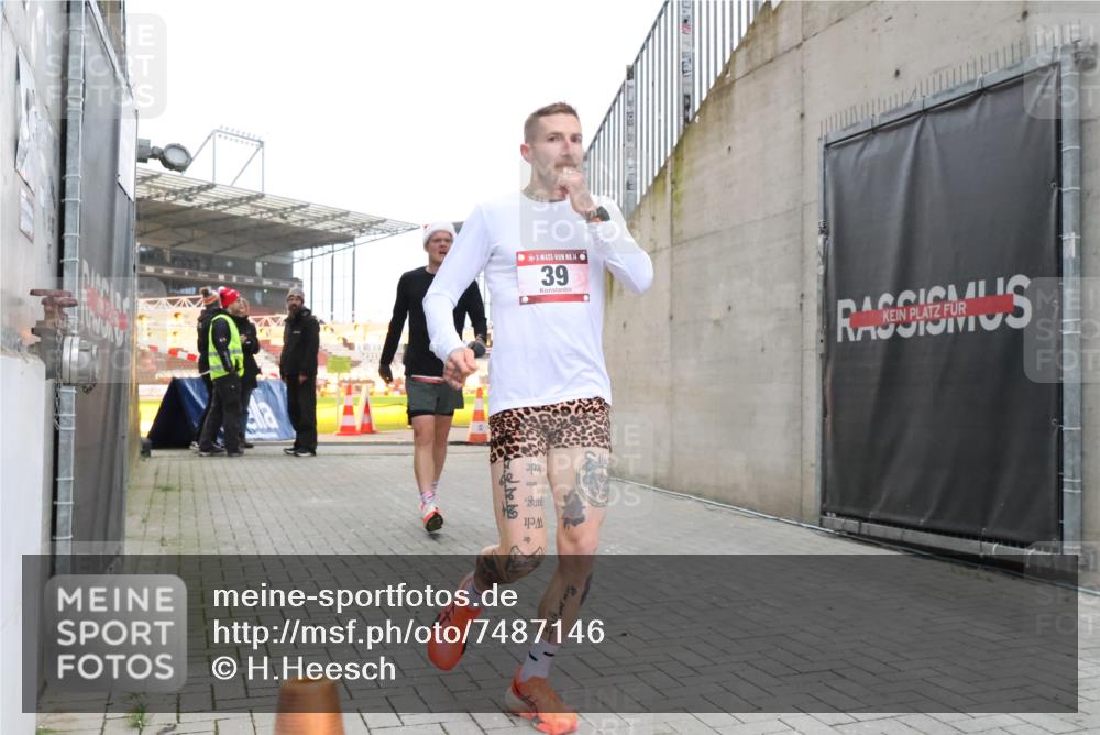 08.12.2024 - St. Pauli X-Mass-Run No. 14 H.Heesch http://msf.ph/oto/7487146 08.12.2024 09:49:08 Ziel 39, 2336, 39, 2336 meine-sportfotos.de