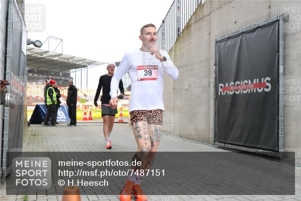 08.12.2024 - St. Pauli X-Mass-Run No. 14 H.Heesch http://msf.ph/oto/7487151 08.12.2024 09:49:08 Ziel 39, 2336, 39, 2336 meine-sportfotos.de