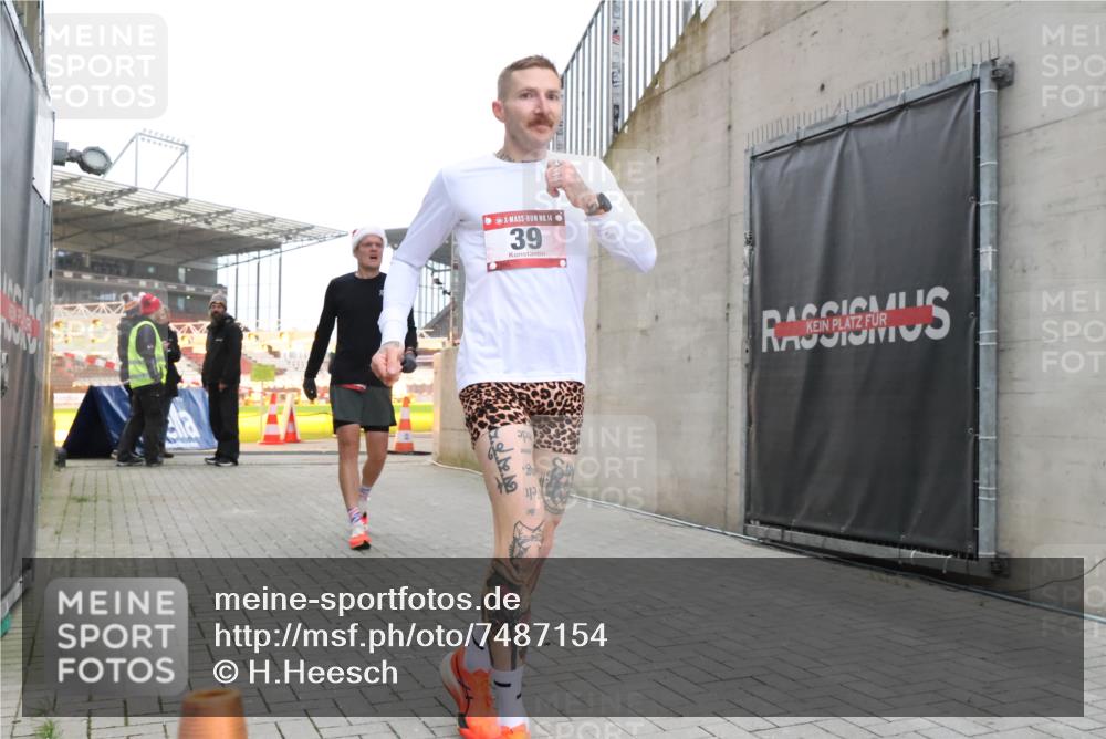 08.12.2024 - St. Pauli X-Mass-Run No. 14 H.Heesch http://msf.ph/oto/7487154 08.12.2024 09:49:08 Ziel 39, 2336, 39, 2336 meine-sportfotos.de