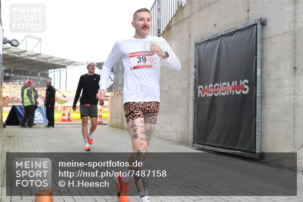 08.12.2024 - St. Pauli X-Mass-Run No. 14 H.Heesch http://msf.ph/oto/7487158 08.12.2024 09:49:08 Ziel 39, 2336, 39, 2336 meine-sportfotos.de