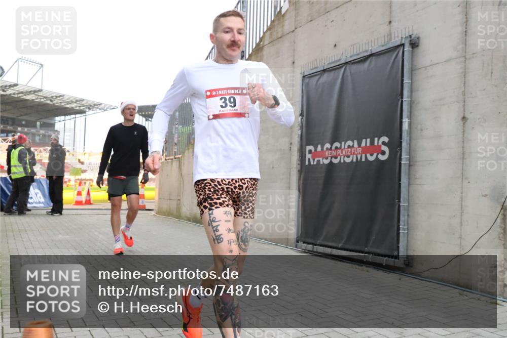 08.12.2024 - St. Pauli X-Mass-Run No. 14 H.Heesch http://msf.ph/oto/7487163 08.12.2024 09:49:08 Ziel 39, 2336, 39, 2336 meine-sportfotos.de