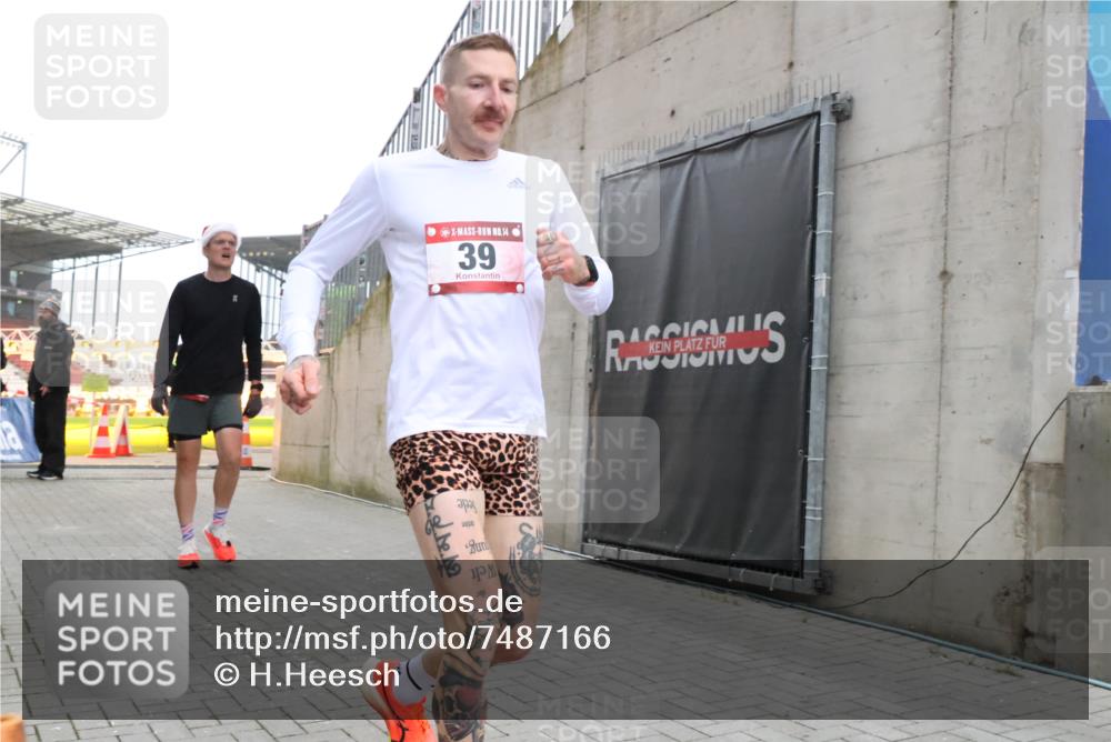 08.12.2024 - St. Pauli X-Mass-Run No. 14 H.Heesch http://msf.ph/oto/7487166 08.12.2024 09:49:08 Ziel 39, 2336, 39, 2336 meine-sportfotos.de