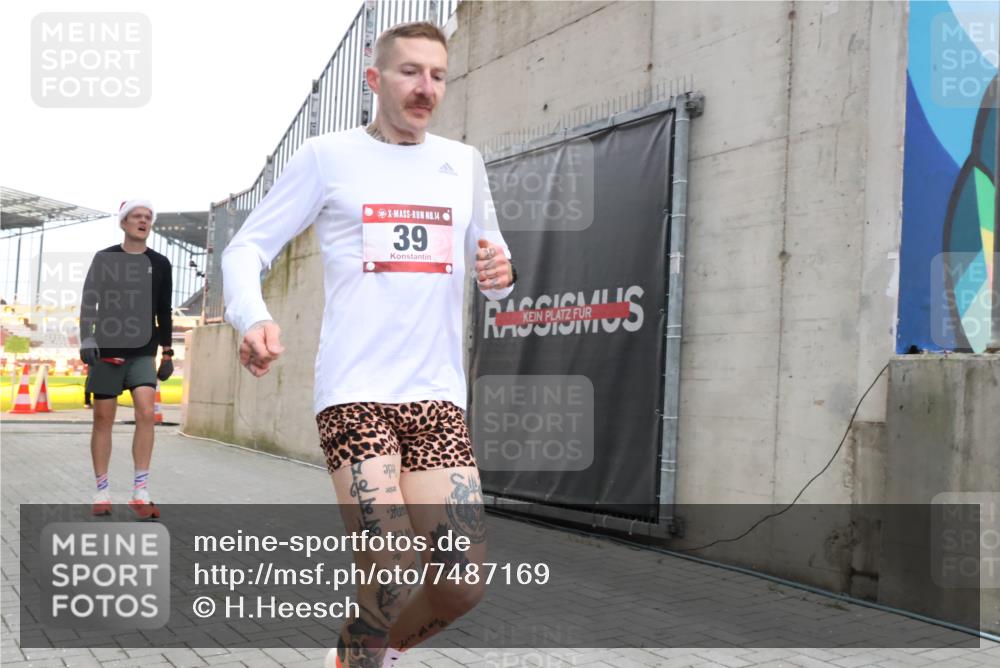 08.12.2024 - St. Pauli X-Mass-Run No. 14 H.Heesch http://msf.ph/oto/7487169 08.12.2024 09:49:09 Ziel 39, 2336, 39 meine-sportfotos.de