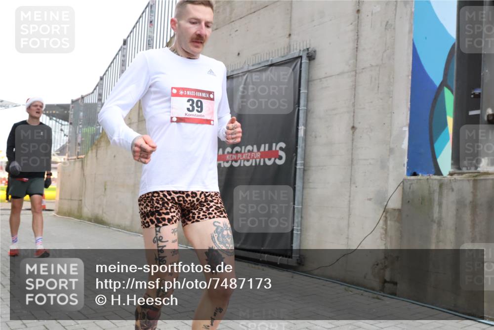 08.12.2024 - St. Pauli X-Mass-Run No. 14 H.Heesch http://msf.ph/oto/7487173 08.12.2024 09:49:09 Ziel 39, 2336, 39 meine-sportfotos.de