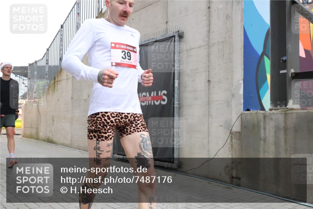 08.12.2024 - St. Pauli X-Mass-Run No. 14 H.Heesch http://msf.ph/oto/7487176 08.12.2024 09:49:09 Ziel 39, 2336, 39 meine-sportfotos.de
