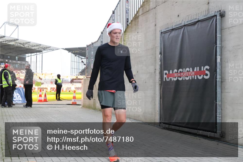 08.12.2024 - St. Pauli X-Mass-Run No. 14 H.Heesch http://msf.ph/oto/7487180 08.12.2024 09:49:10 Ziel 39, 2336 meine-sportfotos.de