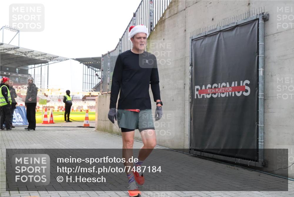 08.12.2024 - St. Pauli X-Mass-Run No. 14 H.Heesch http://msf.ph/oto/7487184 08.12.2024 09:49:10 Ziel 39, 2336 meine-sportfotos.de