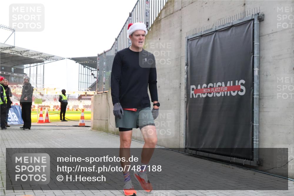 08.12.2024 - St. Pauli X-Mass-Run No. 14 H.Heesch http://msf.ph/oto/7487188 08.12.2024 09:49:11 Ziel 39, 2336 meine-sportfotos.de
