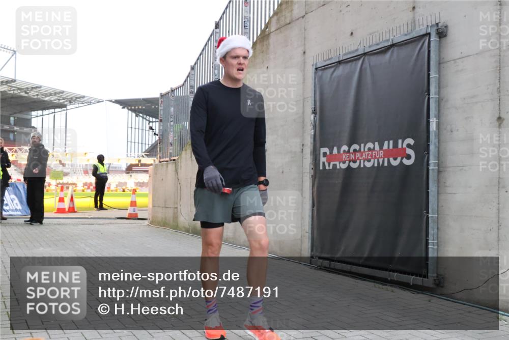 08.12.2024 - St. Pauli X-Mass-Run No. 14 H.Heesch http://msf.ph/oto/7487191 08.12.2024 09:49:11 Ziel 39, 2336 meine-sportfotos.de