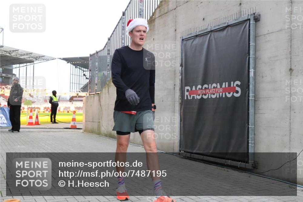 08.12.2024 - St. Pauli X-Mass-Run No. 14 H.Heesch http://msf.ph/oto/7487195 08.12.2024 09:49:11 Ziel 39, 2336 meine-sportfotos.de