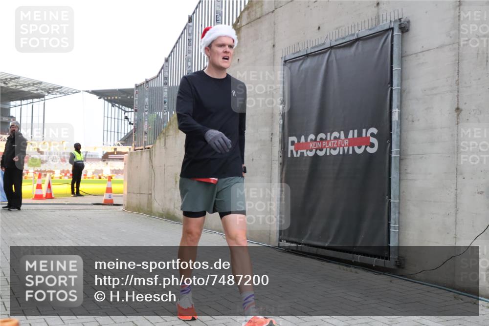 08.12.2024 - St. Pauli X-Mass-Run No. 14 H.Heesch http://msf.ph/oto/7487200 08.12.2024 09:49:11 Ziel 39, 2336 meine-sportfotos.de