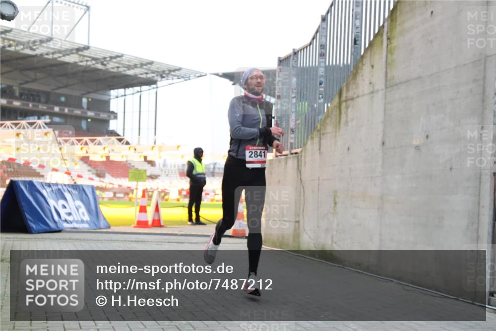 08.12.2024 - St. Pauli X-Mass-Run No. 14 H.Heesch http://msf.ph/oto/7487212 08.12.2024 09:50:28 Ziel 2841, 2841 meine-sportfotos.de