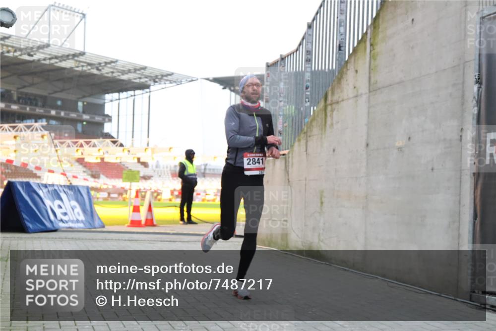 08.12.2024 - St. Pauli X-Mass-Run No. 14 H.Heesch http://msf.ph/oto/7487217 08.12.2024 09:50:28 Ziel 2841, 2841 meine-sportfotos.de