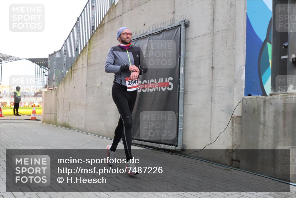 08.12.2024 - St. Pauli X-Mass-Run No. 14 H.Heesch http://msf.ph/oto/7487226 08.12.2024 09:50:29 Ziel 2841, 2841 meine-sportfotos.de
