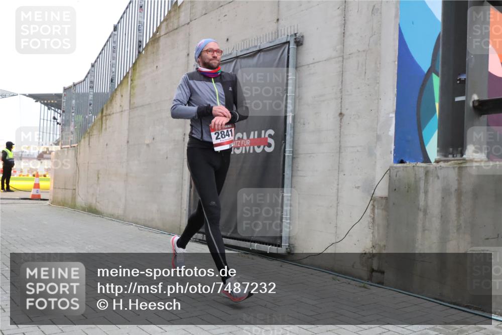 08.12.2024 - St. Pauli X-Mass-Run No. 14 H.Heesch http://msf.ph/oto/7487232 08.12.2024 09:50:29 Ziel 2841, 2841 meine-sportfotos.de