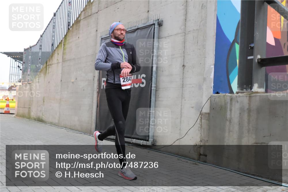 08.12.2024 - St. Pauli X-Mass-Run No. 14 H.Heesch http://msf.ph/oto/7487236 08.12.2024 09:50:29 Ziel 2841, 2841 meine-sportfotos.de