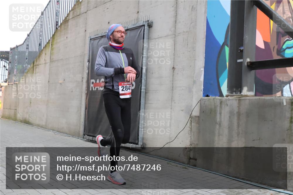 08.12.2024 - St. Pauli X-Mass-Run No. 14 H.Heesch http://msf.ph/oto/7487246 08.12.2024 09:50:29 Ziel 2841, 2841 meine-sportfotos.de